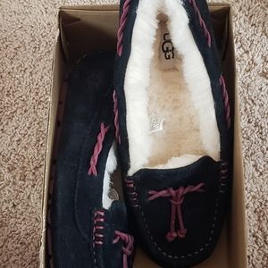 UGG size 6 Brett Slipper black and purple